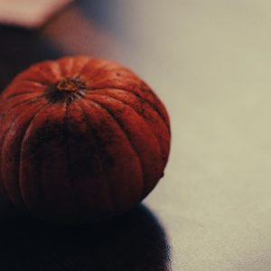 a close up of an apple